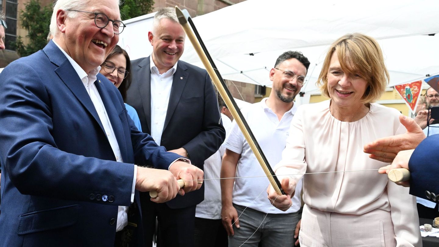 Demokratiefest mit Bundespräsident, Live-Musik, Bühnenprogramm sowie Gesprächsformaten mit Gästen aus Politik, Medien und Wissen