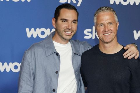 Ralf Schumacher (re.) mit Partner Etienne Bousquet-Cassagne bei der Sky-Programmpräsentation im April 2026.