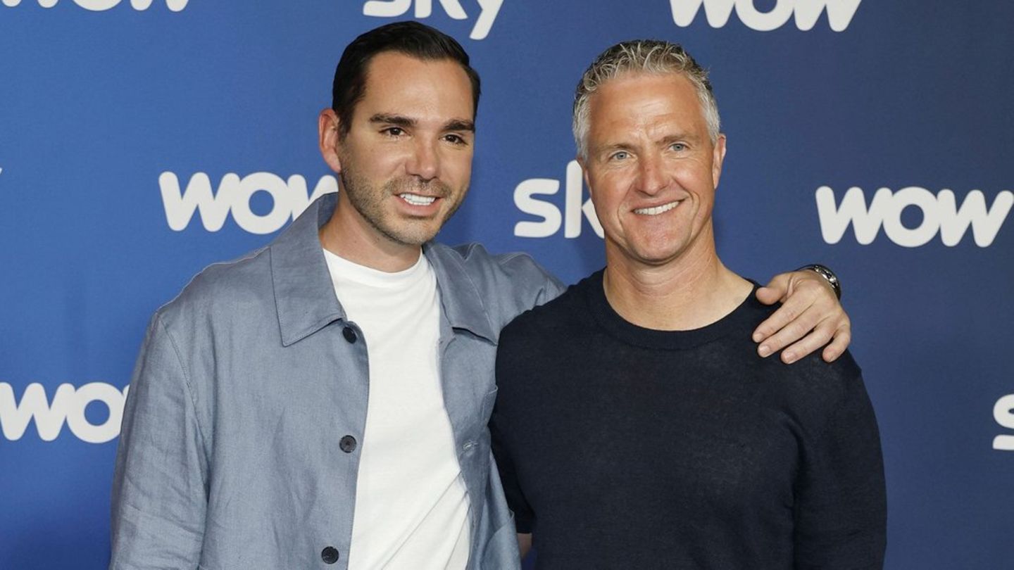 Ralf Schumacher (re.) mit Partner Etienne Bousquet-Cassagne bei der Sky-Programmpräsentation im April 2026.