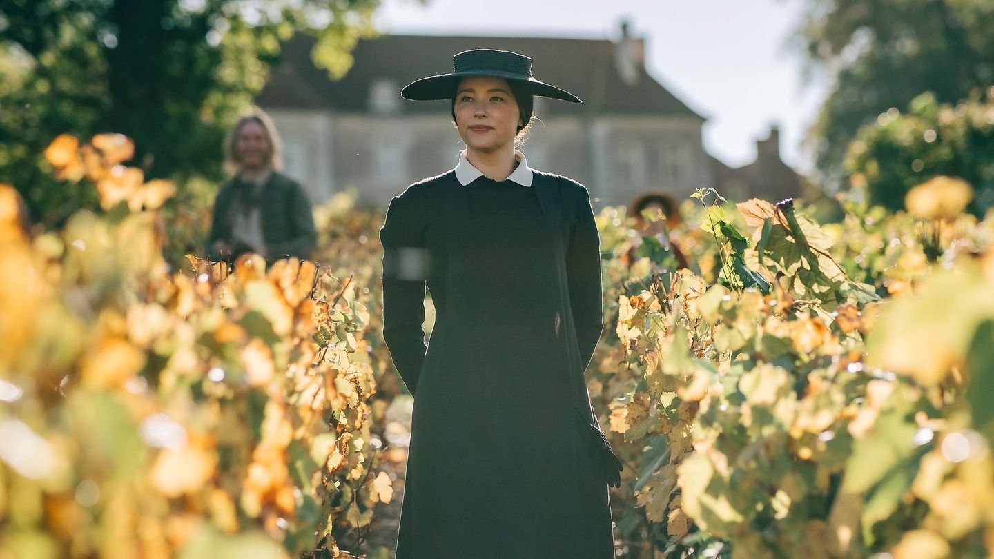 Barbe-Nicole Clicquot Ponsardin (Haley Bennett) will ihren Champagner stets verfeinern.