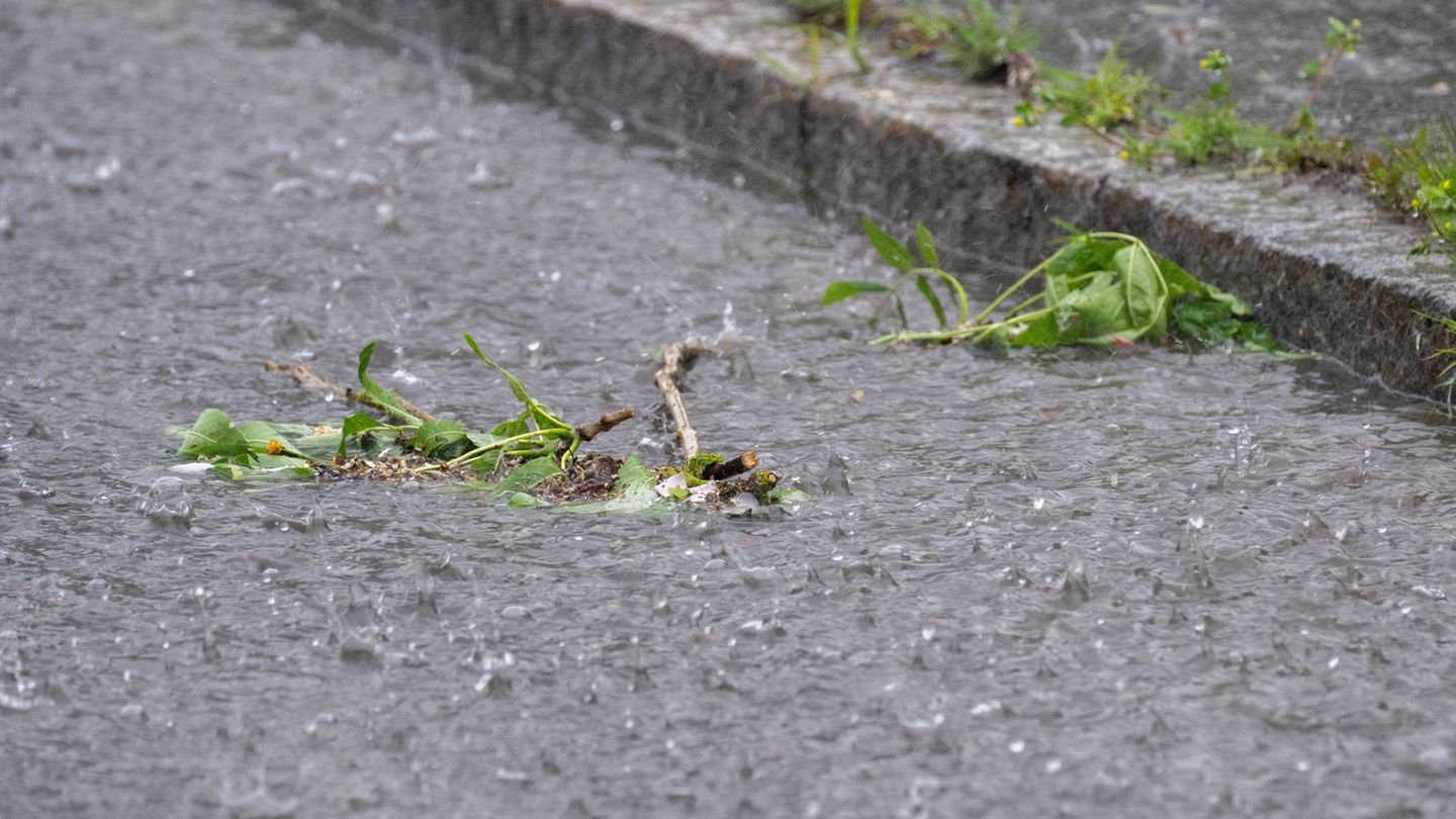 In Bayreuth rückten die Einsatzkräfte wegen des Unwetters mehrfach aus. (Symbolbild) Foto: Pia Bayer/dpa