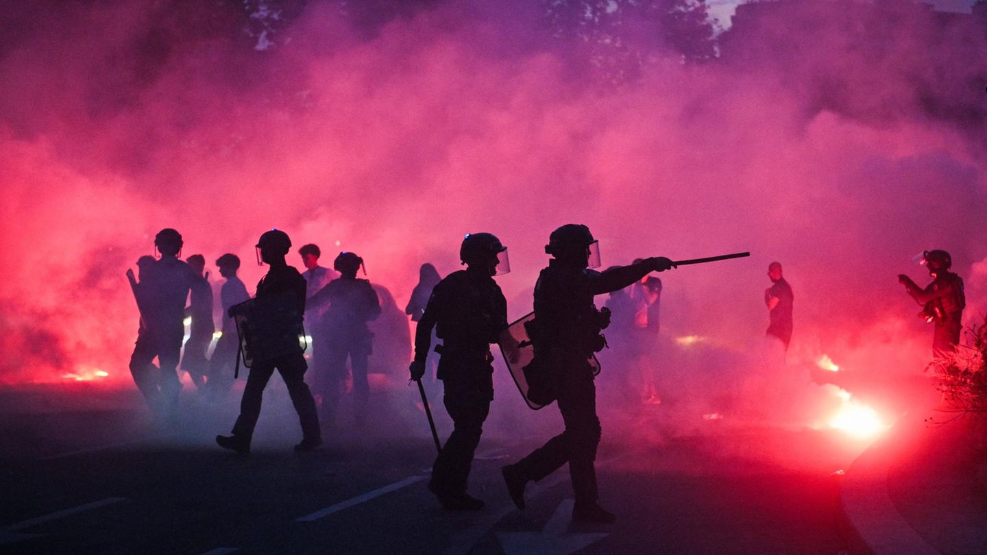 Paris: Arrests and riots after Champions League final.