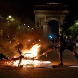 ... damals gab es zwei Tote, knapp 200 Verletzte sowie 559 Festnahmen. Die Behörden zählten zudem knapp 700 Brände, insbesondere von Autos.
