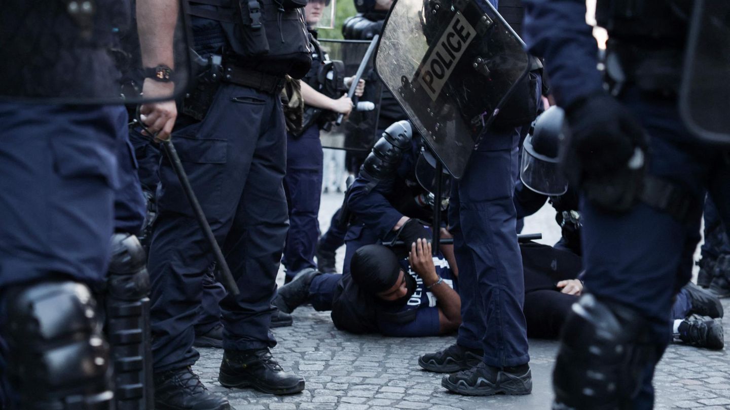 Besonders rund um den Prachtboulevard Champs-Élysées, wo sich Tausende Menschen versammelt hatten, war die Lage eskaliert: Vermummte Personen und Einsatzkräfte gerieten mehrfach aneinander, Wurfgeschosse und Tränengas wurden eingesetzt.