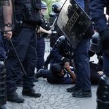 Besonders rund um den Prachtboulevard Champs-Élysées, wo sich Tausende Menschen versammelt hatten, war die Lage eskaliert: Vermummte Personen und Einsatzkräfte gerieten mehrfach aneinander, Wurfgeschosse und Tränengas wurden eingesetzt.
