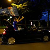 Zunächst feierten viele der PSG-Fans ausgelassen und friedlich, wie hier auf einer Straße in Paris.