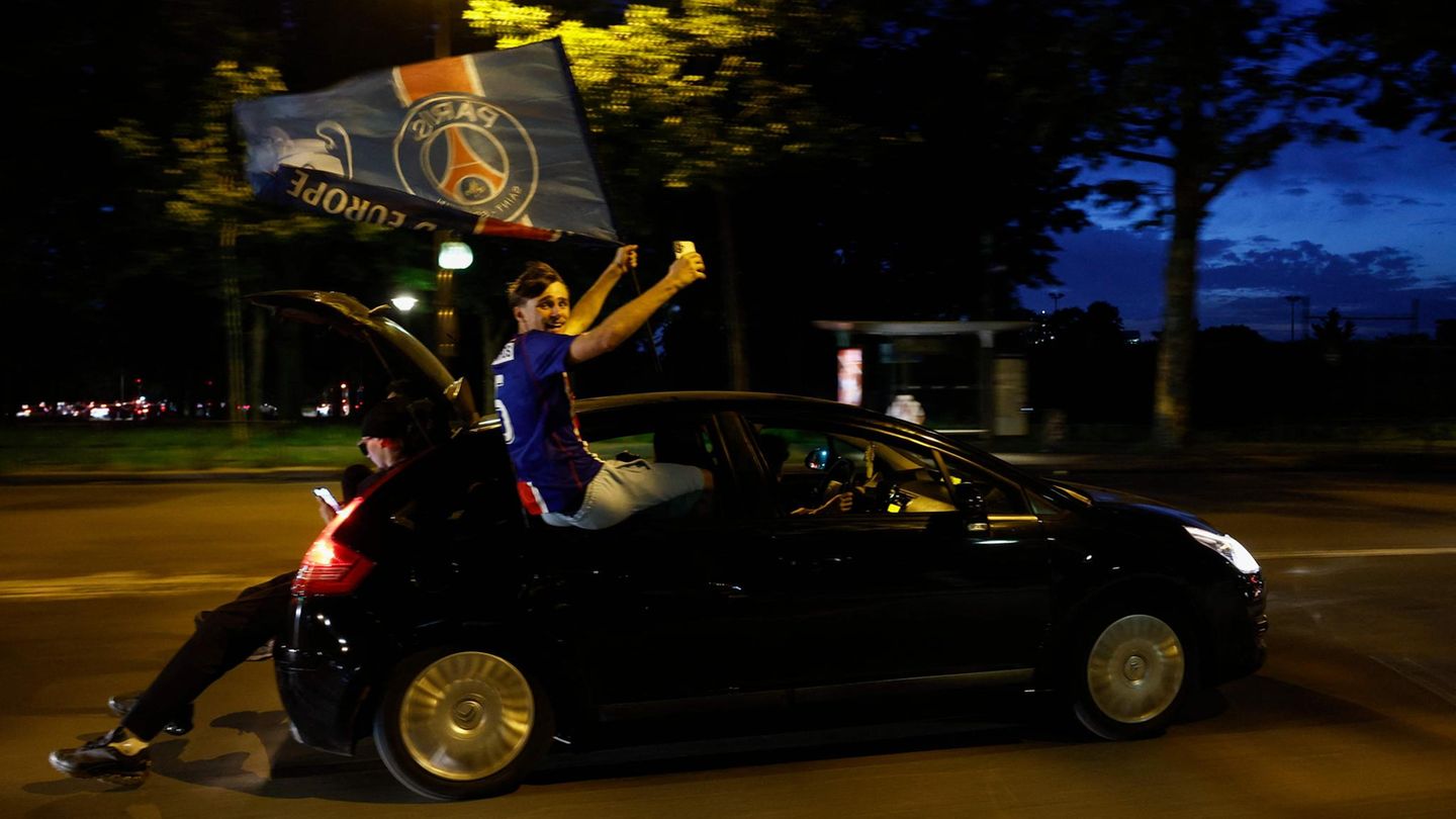 Zunächst feierten viele der PSG-Fans ausgelassen und friedlich, wie hier auf einer Straße in Paris.