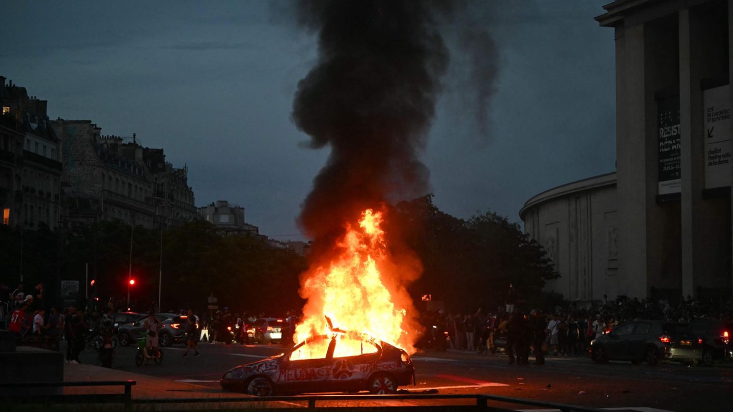 Nach Behördenangaben wurden sieben Polizisten verletzt. „Es gab feierliche Demonstrationen, die von einer Reihe von Ausschreitungen begleitet waren, was der Situation entspricht, die wir erwartet und daher vorausgesehen hatten. Diese Ausschreitungen sind absolut inakzeptabel“, erklärte Innenminister Laurent Nuñez.