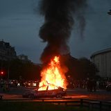 Nach Behördenangaben wurden sieben Polizisten verletzt. „Es gab feierliche Demonstrationen, die von einer Reihe von Ausschreitungen begleitet waren, was der Situation entspricht, die wir erwartet und daher vorausgesehen hatten. Diese Ausschreitungen sind absolut inakzeptabel“, erklärte Innenminister Laurent Nuñez.