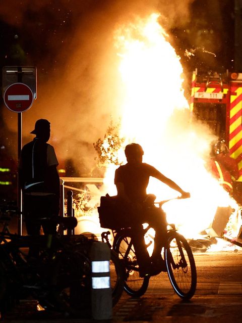 Auf Videos in den sozialen Medien ist zu sehen, wie Fahrzeuge brennen, Barrikaden errichtet und Feuerwerkskörper auf Menschen gefeuert werden.