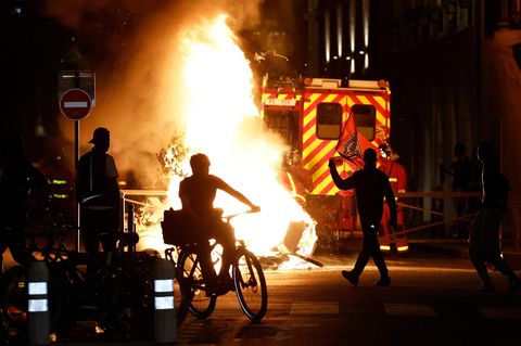 Auf Videos in den sozialen Medien ist zu sehen, wie Fahrzeuge brennen, Barrikaden errichtet und Feuerwerkskörper auf Menschen gefeuert werden.