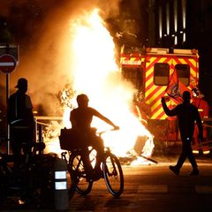Auf Videos in den sozialen Medien ist zu sehen, wie Fahrzeuge brennen, Barrikaden errichtet und Feuerwerkskörper auf Menschen gefeuert werden.