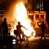 Auf Videos in den sozialen Medien ist zu sehen, wie Fahrzeuge brennen, Barrikaden errichtet und Feuerwerkskörper auf Menschen gefeuert werden.