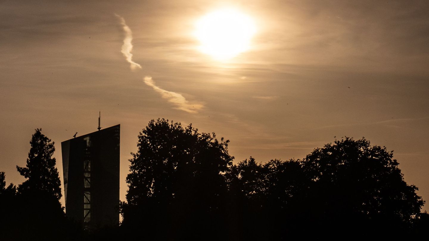Der Himmel über Hessen ist oft von Wolken bedeckt - teils ziehen Gewitter auf. Foto: Boris Roessler/dpa