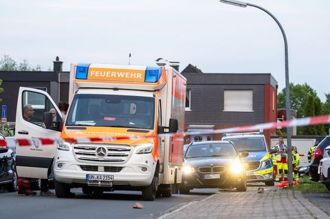 Einsatzkräfte am Tatort. Für den 40-Jährigen kam jede Hilfe zu spät. Foto: Max Lametz/dpa