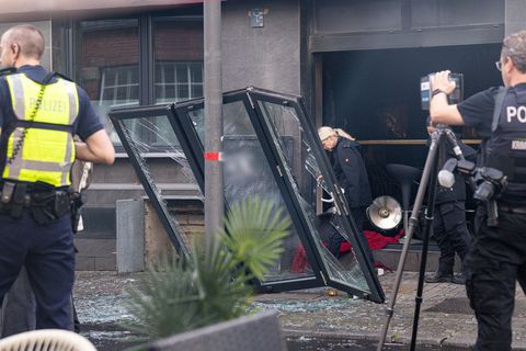 Der Eingangsbereich sowie Teile des Innenraums wurden durch die Explosion und den Brand zerstört, wie die Polizei mitteilte. Fot