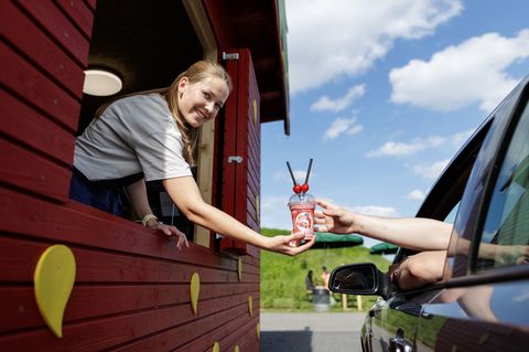 Neben frischen Erdbeeren gibt es auch Eis und Milchshakes im Erdbeer-Drive-in. Foto: David Ebener/dpa