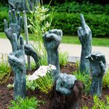 Hamburg, Deutschland. Ein Denkmal auf der Wiese gegenüber dem geschlossenen iranischen Konsulat erhitzt zurzeit die Gemüter. Die Installation zeigt unter anderem einen „Stinkefinger“, der gegen die iranische Regierung und deren Politik gerichtet sein soll. Das Denkmal erinnert gleichzeitig an die im Iran verstorbene Jina Mahsa Amini.