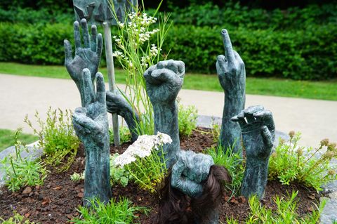 Hamburg, Deutschland. Ein Denkmal auf der Wiese gegenüber dem geschlossenen iranischen Konsulat erhitzt zurzeit die Gemüter. Die Installation zeigt unter anderem einen „Stinkefinger“, der gegen die iranische Regierung und deren Politik gerichtet sein soll. Das Denkmal erinnert gleichzeitig an die im Iran verstorbene Jina Mahsa Amini.
