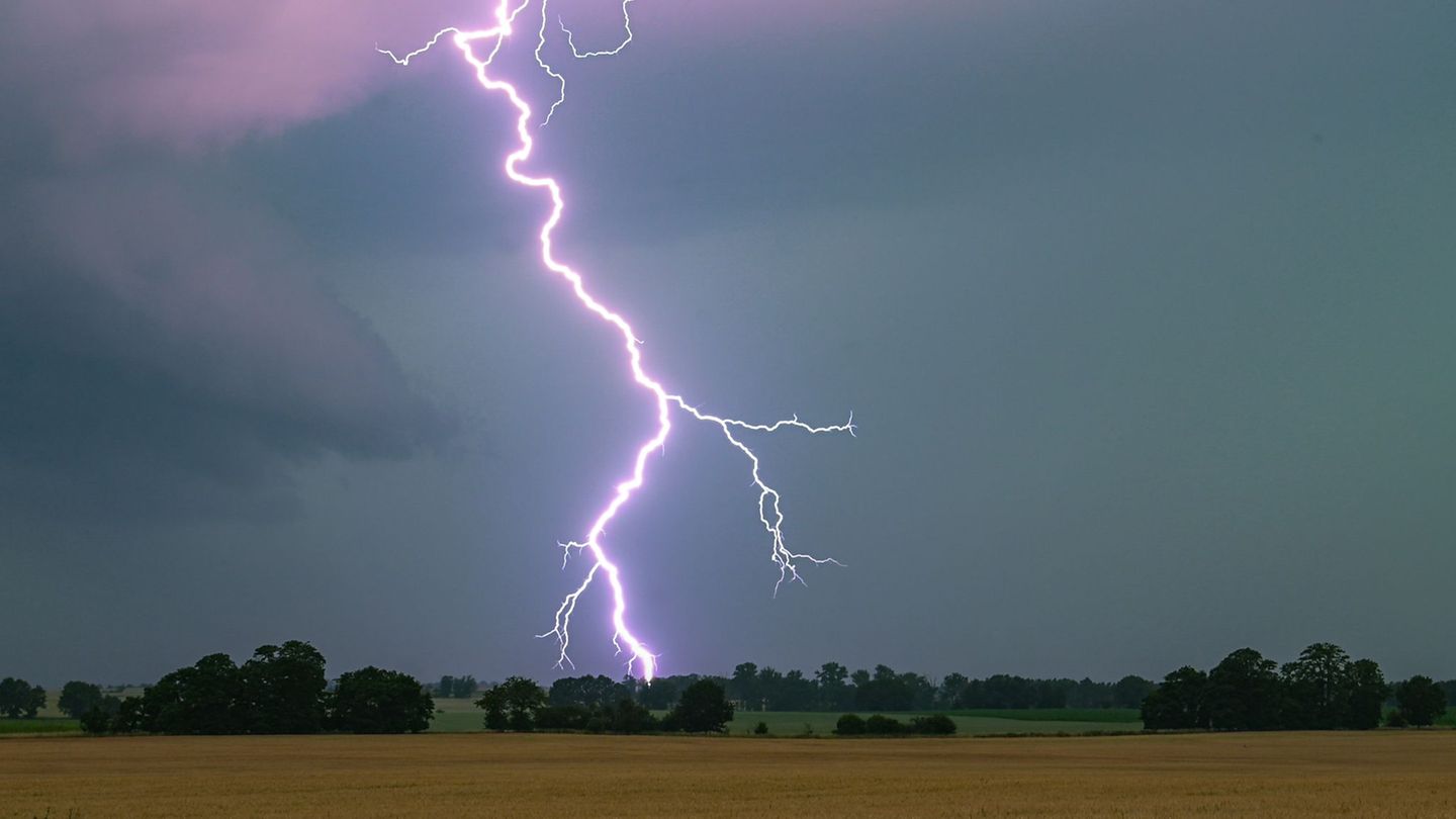 Mit einem lauten Knall ist ein Blitz während einer Tauffeier in die Osnabrücker Pauluskirche eingeschlagen. (Symbolbild) Foto: P