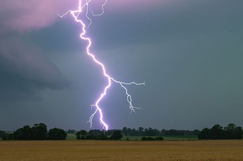 Mit einem lauten Knall ist ein Blitz während einer Tauffeier in die Osnabrücker Pauluskirche eingeschlagen. (Symbolbild) Foto: P