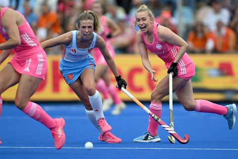 Nationalspielerin Sara Strauss (r.) erzielte die Führung für ihren Düsseldorfer HC im DM-Finale. Foto: Federico Gambarini/dpa