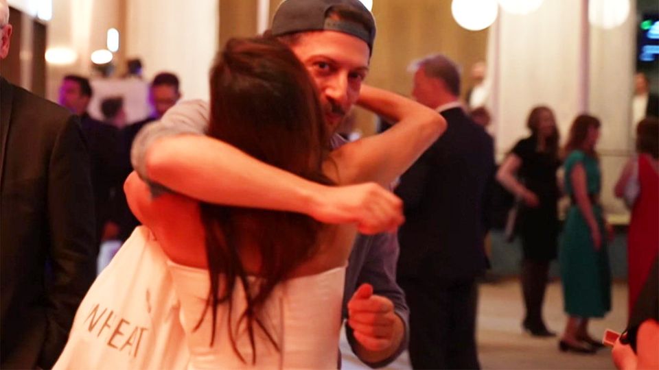 Deutscher Filmpreis: Collien Fernandes fällt Fahri Yardim in die Arme