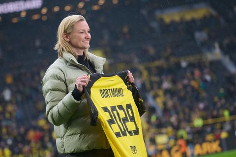 Olympiasiegerin Alexandra Popp spielt nächste Saison mit den BVB-Frauen in der dritten Liga. (Archivbild) Foto: Bernd Thissen/dp