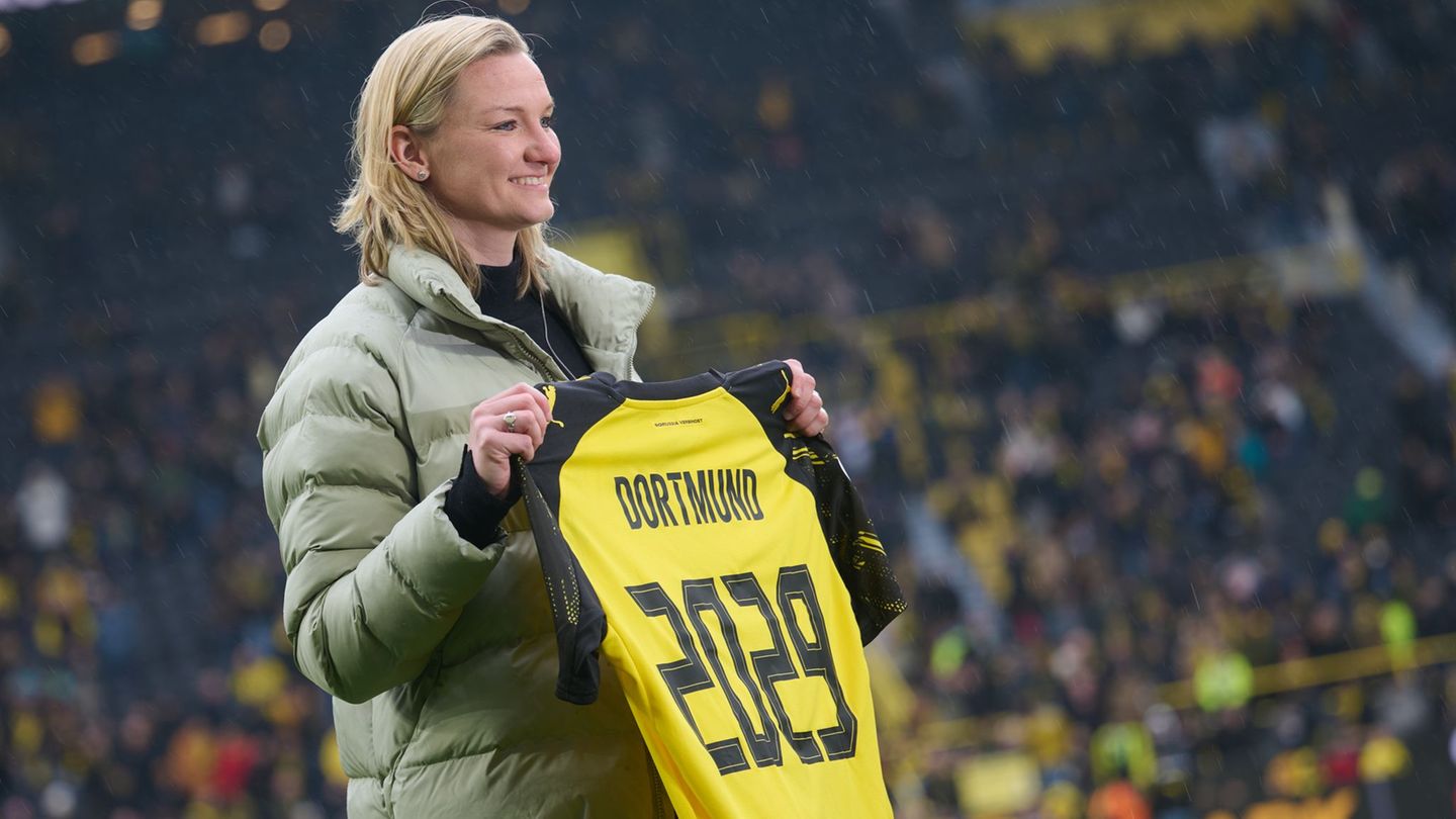 Olympiasiegerin Alexandra Popp spielt nächste Saison mit den BVB-Frauen in der dritten Liga. (Archivbild) Foto: Bernd Thissen/dp