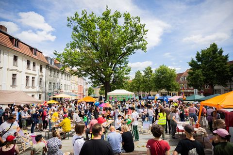Ein Jahr nach einem Angriff feiern zahlreiche Menschen ein Demokratiefest in Bad Freienwalde. Foto: Christoph Soeder/dpa