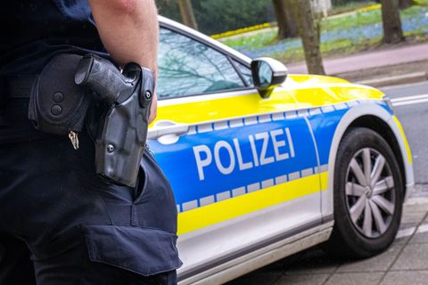 Der junge Mann wurde von der Polizei geweckt und aus der fremden Wohnung geholt. (Symbolbild) Foto: Sina Schuldt/dpa