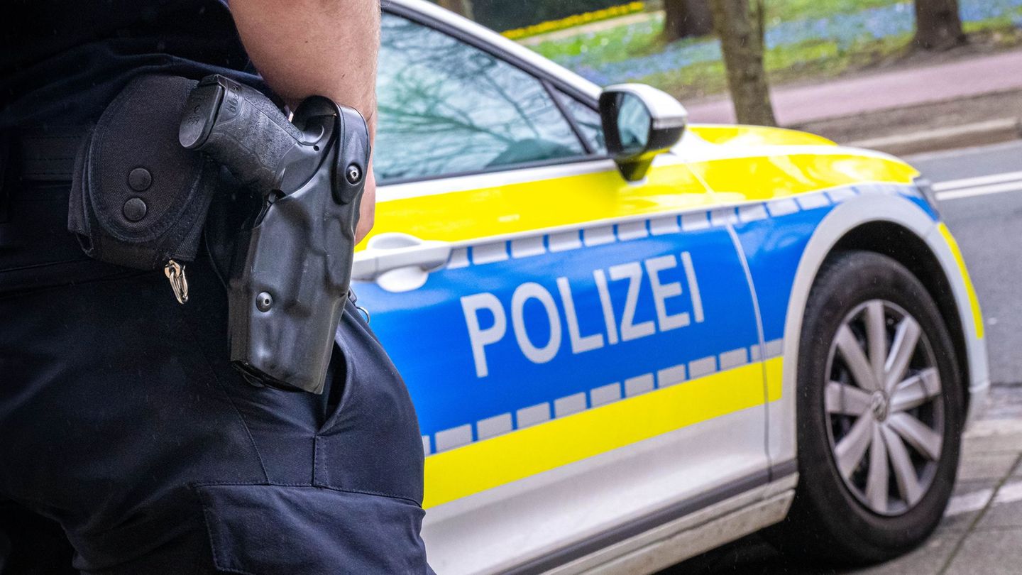 Der junge Mann wurde von der Polizei geweckt und aus der fremden Wohnung geholt. (Symbolbild) Foto: Sina Schuldt/dpa