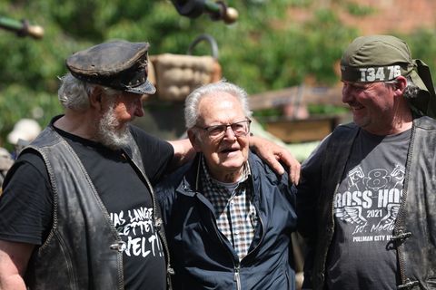 Friedensfahrt-Sieger und DDR-Radsportidol Täve Schur besucht mit 95 Jahren das Bikeschmiede-Festival in Zilly. Foto: Matthias Be