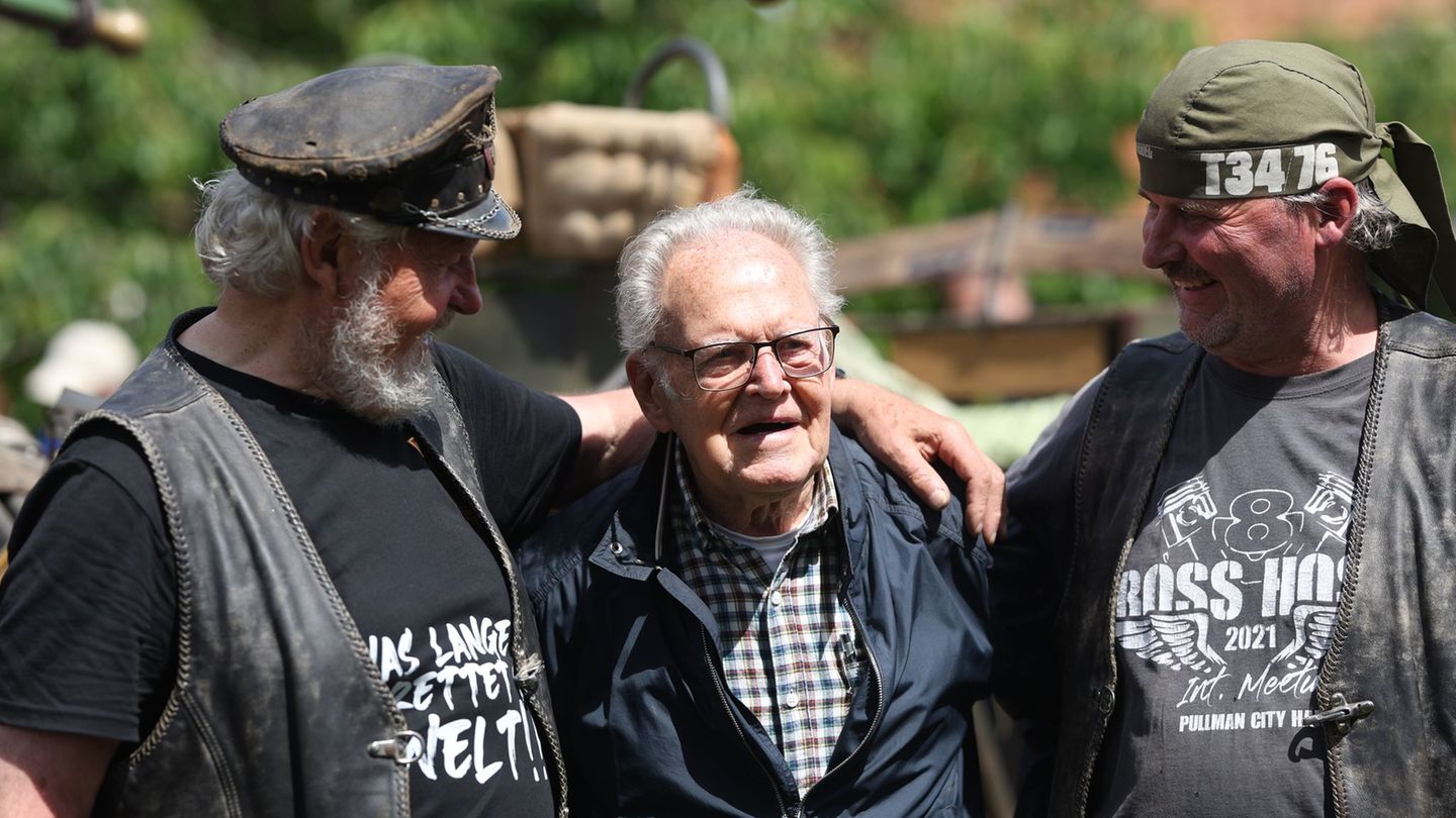 Friedensfahrt-Sieger und DDR-Radsportidol Täve Schur besucht mit 95 Jahren das Bikeschmiede-Festival in Zilly. Foto: Matthias Be