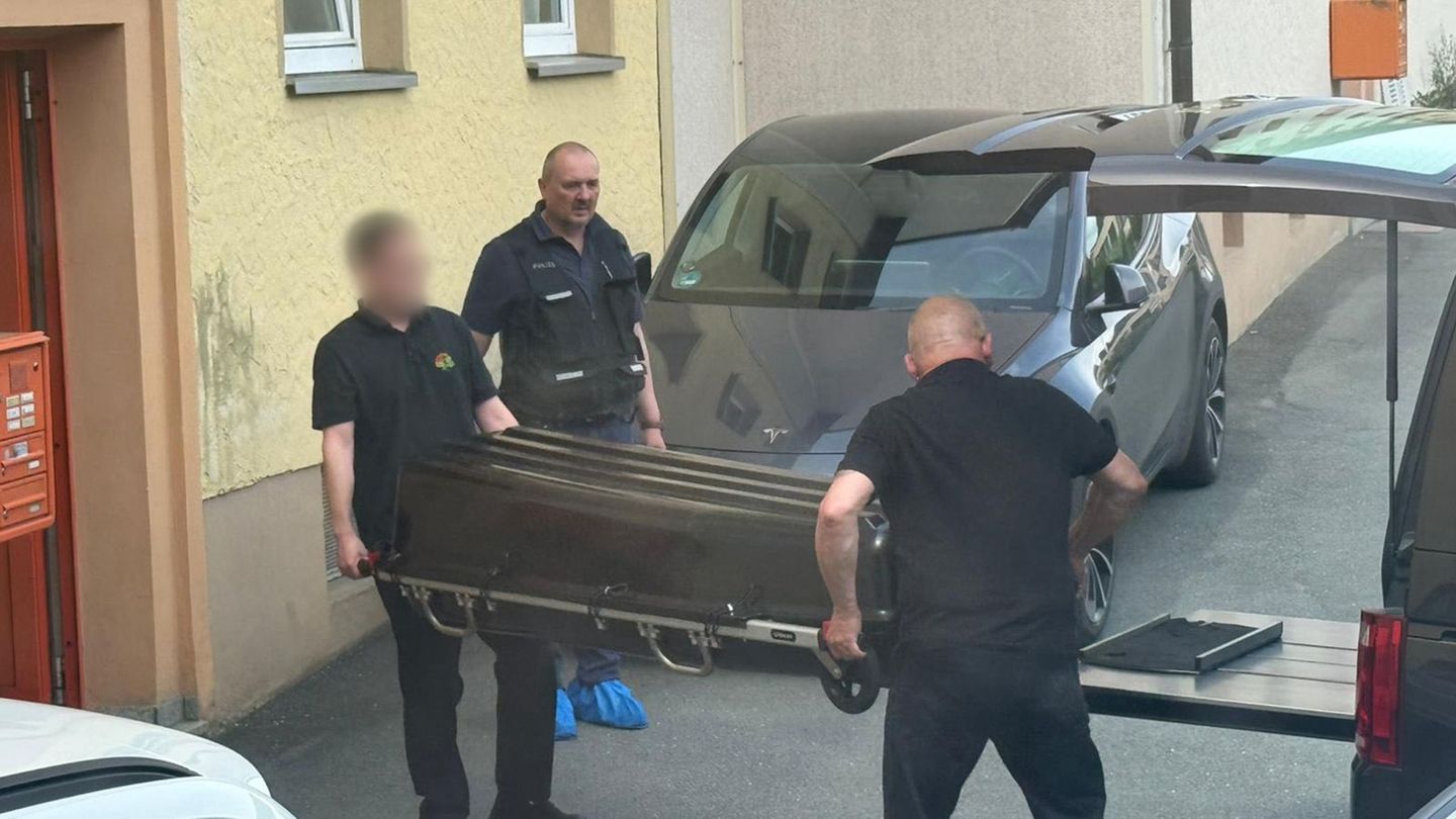 Ein Sarg wir aus dem Haus getragen - ein 31-jähriger Mann wurde dort getötet. Foto: N5 DESK/NEWS5/dpa