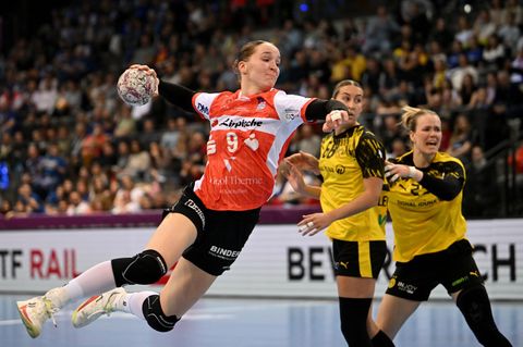 Blombergs Topspielerin Nieke Kühne (vorn) ist Meisterin und „Spielerin der Saison“. (Archivbild) Foto: Marijan Murat/dpa