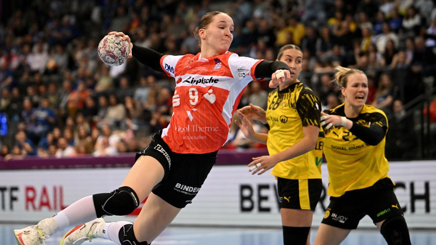 Blombergs Topspielerin Nieke Kühne (vorn) ist Meisterin und „Spielerin der Saison“. (Archivbild) Foto: Marijan Murat/dpa