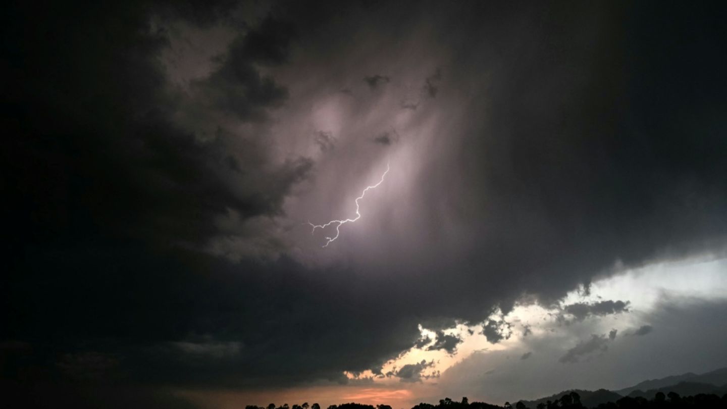 Gewitterhimmel mit Blitz und dunklen Wolken