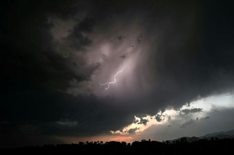 Gewitterhimmel mit Blitz und dunklen Wolken