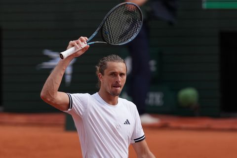 Alexander Zverev reagiert auf seinen Achtelfinalsieg. Foto: Thibault Camus/AP/dpa