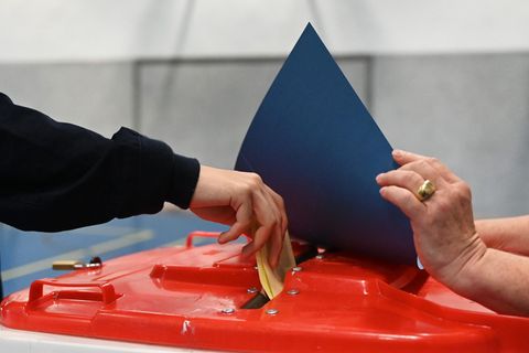 Das Rennen zwischen Befürwortern und Gegnern einer Olympia-Bewerbung Hamburgs ist eng. Foto: Katrin Luxenburger/dpa