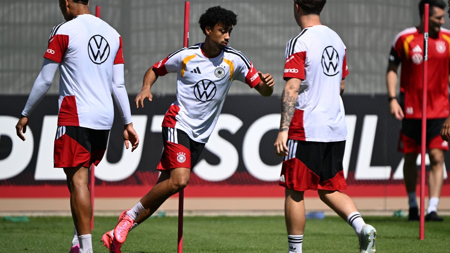 Nathaniel Brown (M) im Einsatz beim Training vor dem Finnland-Spiel. Foto: Federico Gambarini/dpa