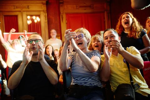 Jubel bei den Olympia-Gegnern: Die Linken-Fraktionsvorsitzende Heike Sudmann freut sich über ihren Erfolg beim Referendum. Foto:
