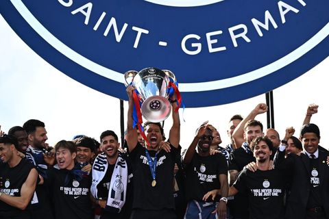 Kapitän Marquinhos präsentiert den Königsklassen-Pokal bei der Feier in Paris. Foto: Emma Da Silva/AP/dpa