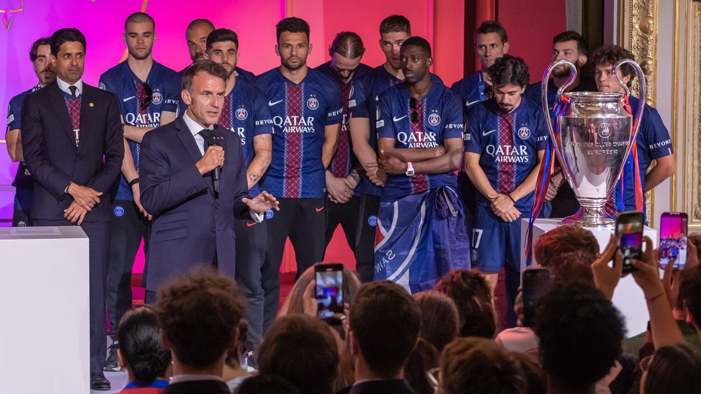 Emmanuel Macron empfängt das Team von PSG. Foto: Christophe Petit Tesson/Pool EPA/AP/dpa