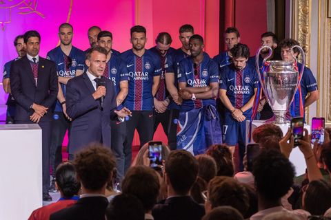 Emmanuel Macron empfängt das Team von PSG. Foto: Christophe Petit Tesson/Pool EPA/AP/dpa