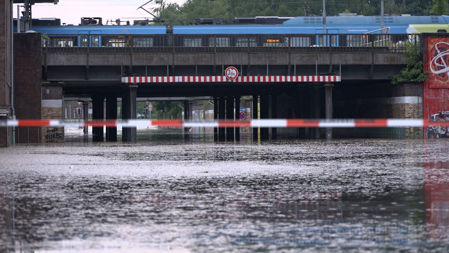 Auch in der Region Rheine kam es zu Einschränkungen im Bahnverkehr. Foto: -/tv7news/dpa