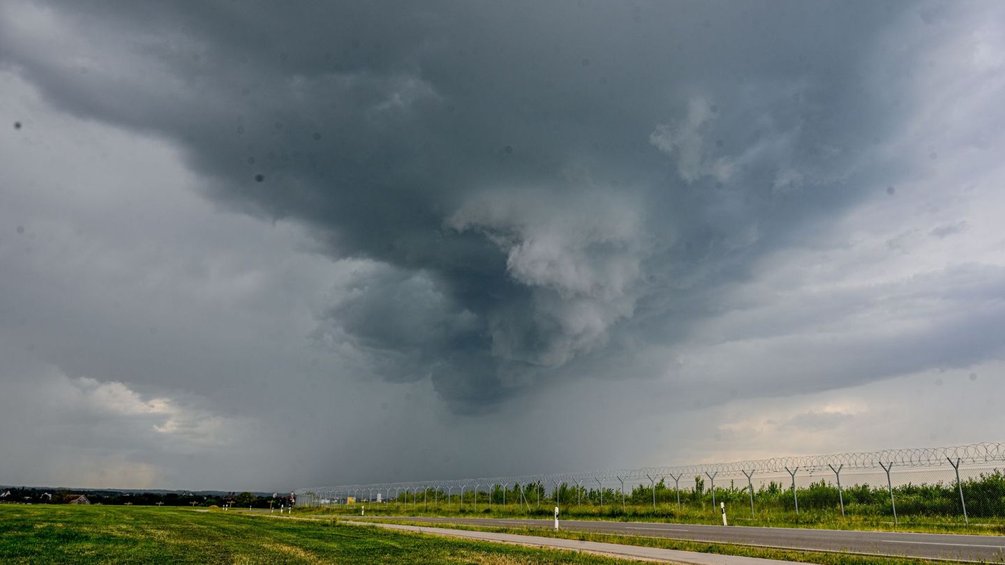 Der DWD hat die Unwetterwarnungen wieder aufgehoben. Foto: Jason Tschepljakow/dpa