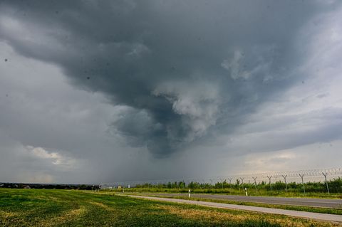 Der DWD hat die Unwetterwarnungen wieder aufgehoben. Foto: Jason Tschepljakow/dpa