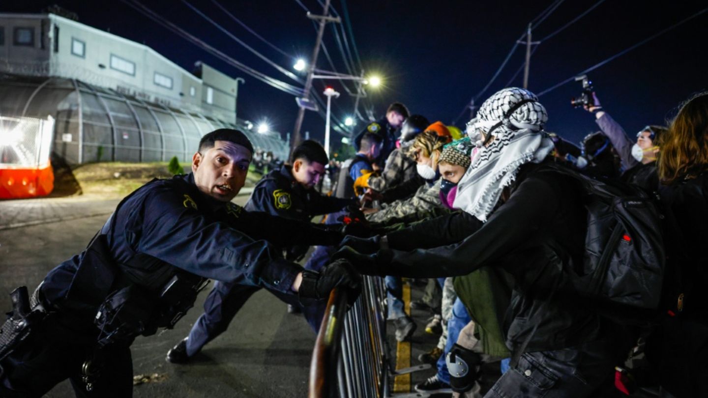Polizisten und Demonstranten stehen sich vor dem Abschiebezentrum in Newark gegenüber